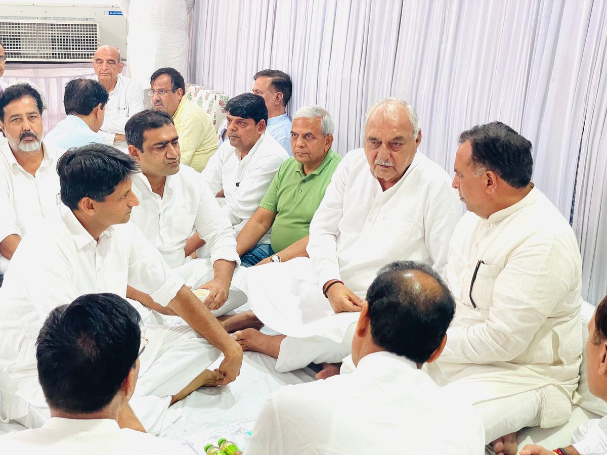Deepender Singh Hooda (@deependershooda) on Twitter photo рдкреВрд░реНрд╡ рд╡рд┐рддреНрдд рдордВрддреНрд░реА <a href="/CaptAbhimanyu/">Captain Abhimanyu</a> рдЬреА рдХреА рдорд╛рддрд╛рдЬреА рд╢реНрд░реАрдорддреА рдкрд░рдореЗрд╢реНрд╡рд░реА рджреЗрд╡реА рдЬреА рдХреЗ рдирд┐рдзрди рдкрд░ рдЖрдЬ рд░реЛрд╣рддрдХ рд╕реНрдерд┐рдд рдЙрдирдХреЗ рдЖрд╡рд╛рд╕ рдкрд░ рдкрд╣реБрдВрдЪрдХрд░ рд╢реНрд░рджреНрдзрд╛рдВрдЬрд▓рд┐ рдЕрд░реНрдкрд┐рдд рдХреА рдФрд░ рдкрд░рд┐рд╡рд╛рд░рдЬрдиреЛрдВ рд╕реЗ рдорд┐рд▓рдХрд░ рд╢реЛрдХ рд╡реНрдпрдХреНрдд рдХрд┐рдпрд╛ред
рдИрд╢реНрд╡рд░ рд╕реЗ рдкреНрд░рд╛рд░реНрдердирд╛ рд╣реИ рдХрд┐ рджрд┐рд╡рдВрдЧрдд рдЖрддреНрдорд╛ рдХреЛ рдЕрдкрдиреЗ рд╢реНрд░реА рдЪрд░рдгреЛрдВ рдореЗрдВ рд╕реНрдерд╛рди рджреЗрдВред рдкреВрд░реНрд╡ рд╡рд┐рддреНрдд рдордВрддреНрд░реА <a href="/CaptAbhimanyu/">Captain Abhimanyu</a> рдЬреА рдХреА рдорд╛рддрд╛рдЬреА рд╢реНрд░реАрдорддреА рдкрд░рдореЗрд╢реНрд╡рд░реА рджреЗрд╡реА рдЬреА рдХреЗ рдирд┐рдзрди рдкрд░ рдЖрдЬ рд░реЛрд╣рддрдХ рд╕реНрдерд┐рдд рдЙрдирдХреЗ рдЖрд╡рд╛рд╕ рдкрд░ рдкрд╣реБрдВрдЪрдХрд░ рд╢реНрд░рджреНрдзрд╛рдВрдЬрд▓рд┐ рдЕрд░реНрдкрд┐рдд рдХреА рдФрд░ рдкрд░рд┐рд╡рд╛рд░рдЬрдиреЛрдВ рд╕реЗ рдорд┐рд▓рдХрд░ рд╢реЛрдХ рд╡реНрдпрдХреНрдд рдХрд┐рдпрд╛ред
рдИрд╢реНрд╡рд░ рд╕реЗ рдкреНрд░рд╛рд░реНрдердирд╛ рд╣реИ рдХрд┐ рджрд┐рд╡рдВрдЧрдд рдЖрддреНрдорд╛ рдХреЛ рдЕрдкрдиреЗ рд╢реНрд░реА рдЪрд░рдгреЛрдВ рдореЗрдВ рд╕реНрдерд╛рди рджреЗрдВред