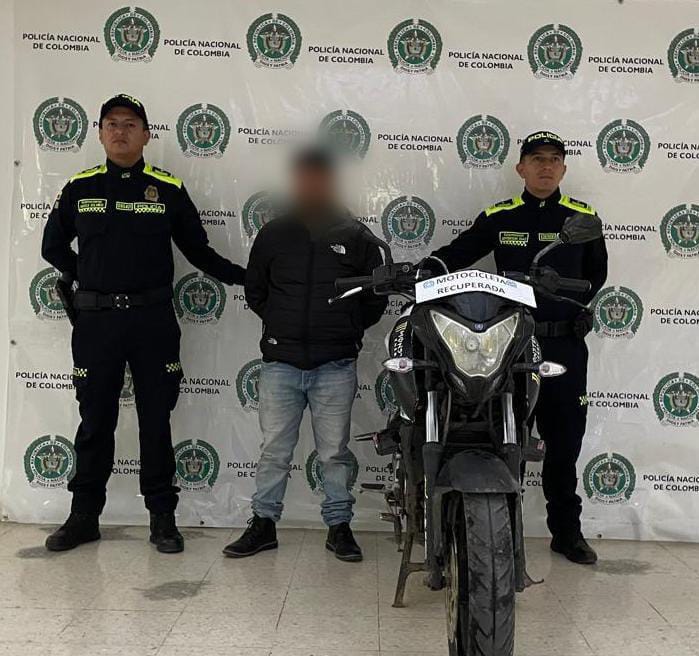 #Pasto/ Unidades de la Seccional de Investigación Criminal – SIJIN Pasto lograron la captura en flagrancia de un ciudadano y la incautación de una motocicleta que presentaba irregularidades en su identificación.
El procedimiento se llevó a cabo en jurisdicción de la ciudad de