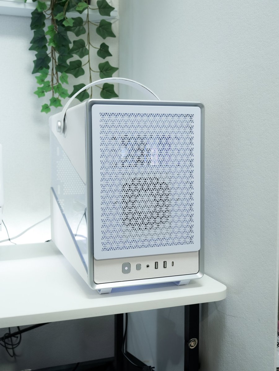 I reupholstered the Montech Heritage with white faux leather to preserve the leather texture while enhancing harmony with the white build.