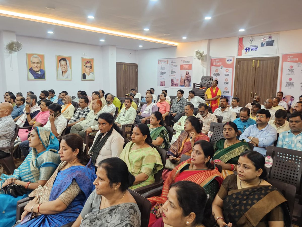 Himadri4Bjp's tweet photo. "आपातकाल : लोकतंत्र की हत्या का काला अध्याय"
शहडोल में "संविधान हत्या दिवस" के अवसर पर आयोजित कार्यक्रम में उन साहसी लोकतंत्र सेनानियों को विनम्र श्रद्धांजलि अर्पित की, जिन्होंने आपातकाल की घोर तानाशाही में भी संविधान और जनता के अधिकारों की रक्षा के लिए अपना सर्वस्व न्योछावर किया https://t.co/q5pxlm2Q75