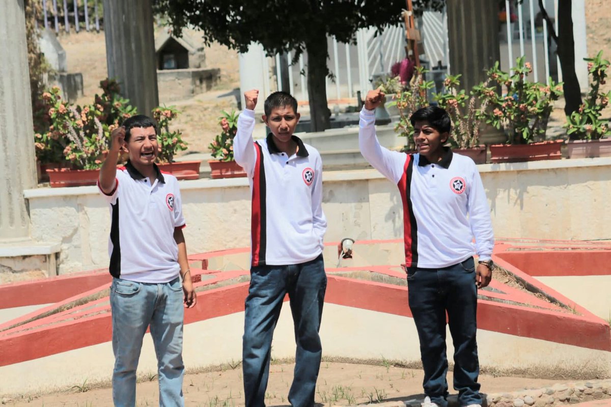 #FelizMiércoles ☀️✨
Nosotros conmovemos el sueño del mundo
con palabras enterradas en prisión,
con palabras que han sido fusiladas
y que tienen cerebro y corazón. 🔥👊🏻

Versión: Francisco de Oraá ❤️✊🏻