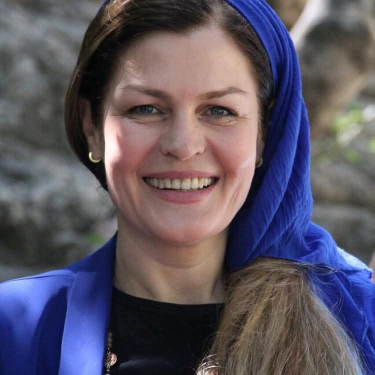 مهرانگیز هنرمند نقاش همسر رضا خندان مهابادی عضو کانون نویسندگان در حمله موشک به اوین کشته شد. زیبایی زندگی فرزندانم.
جنگ میان دو حکومت مرتجع و جنگ‌افروز، در این سرزمین، زشت‌خویان «مهرانگیز»های بسیار، زیبایی‌های بسیار، بر خاک افکنده‌اند تا تخت حکومت 
پلشت‌شان را استوار سازند.