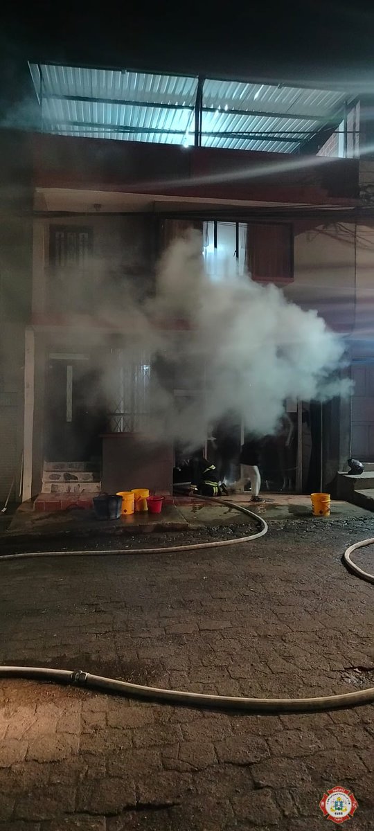 #Pasto#Emergencia/ Bomberos de la Estación Lorenzo X-2 atendieron un incendio estructural en un establecimiento comercial dedicado a la venta de prendas de vestir, ubicado en el parque principal del corregimiento de Catambuco.
La emergencia, que se originó en la bodega del local,