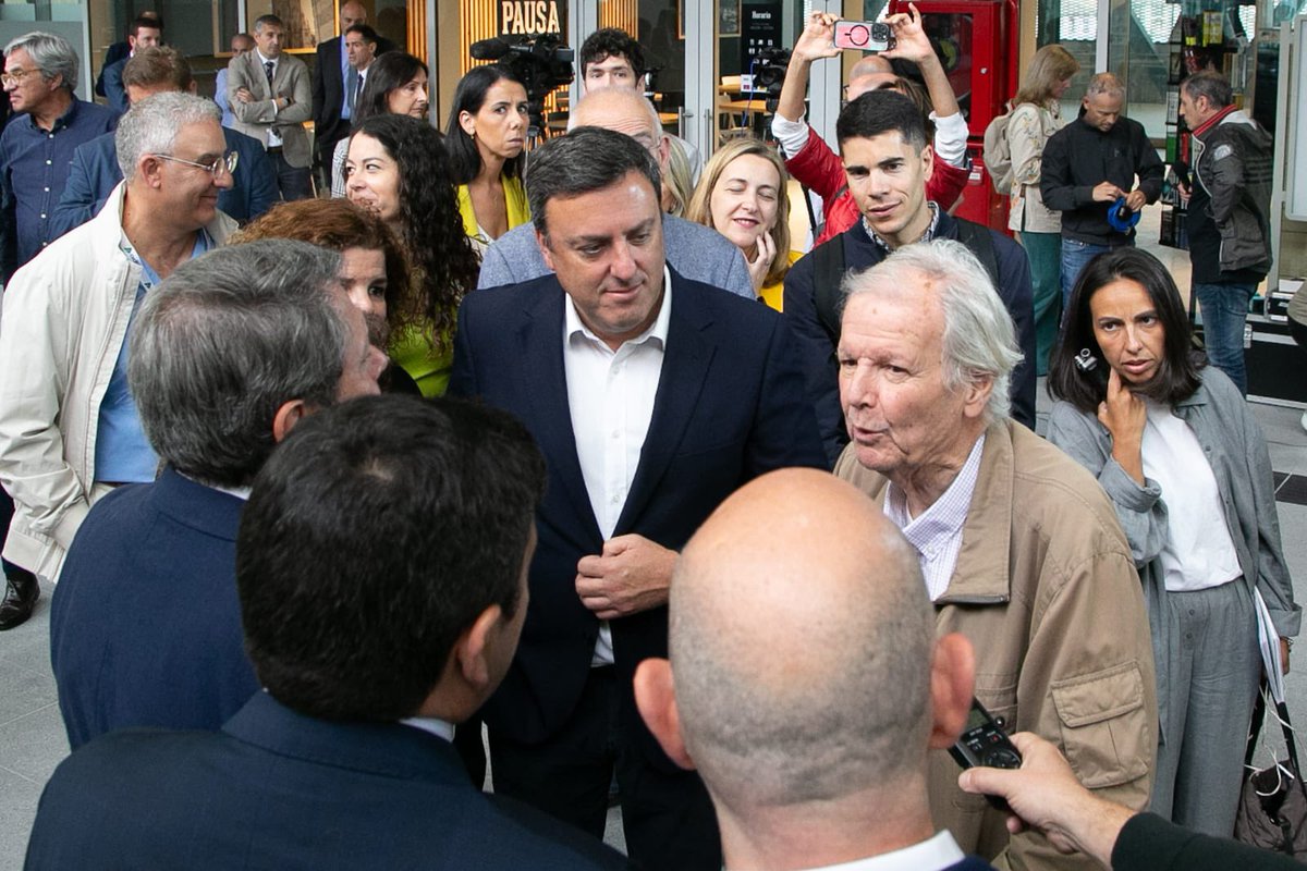 A  estación Daniel Castelao de Santiago xa está operativa, tras un investimento de 53M€ do Goberno de España. 

A nova estación integra servizos ferroviarios e de autobús nun nodo multimodal que reforza o papel de Santiago como punto clave nas conexións do Eixo Atlántico.