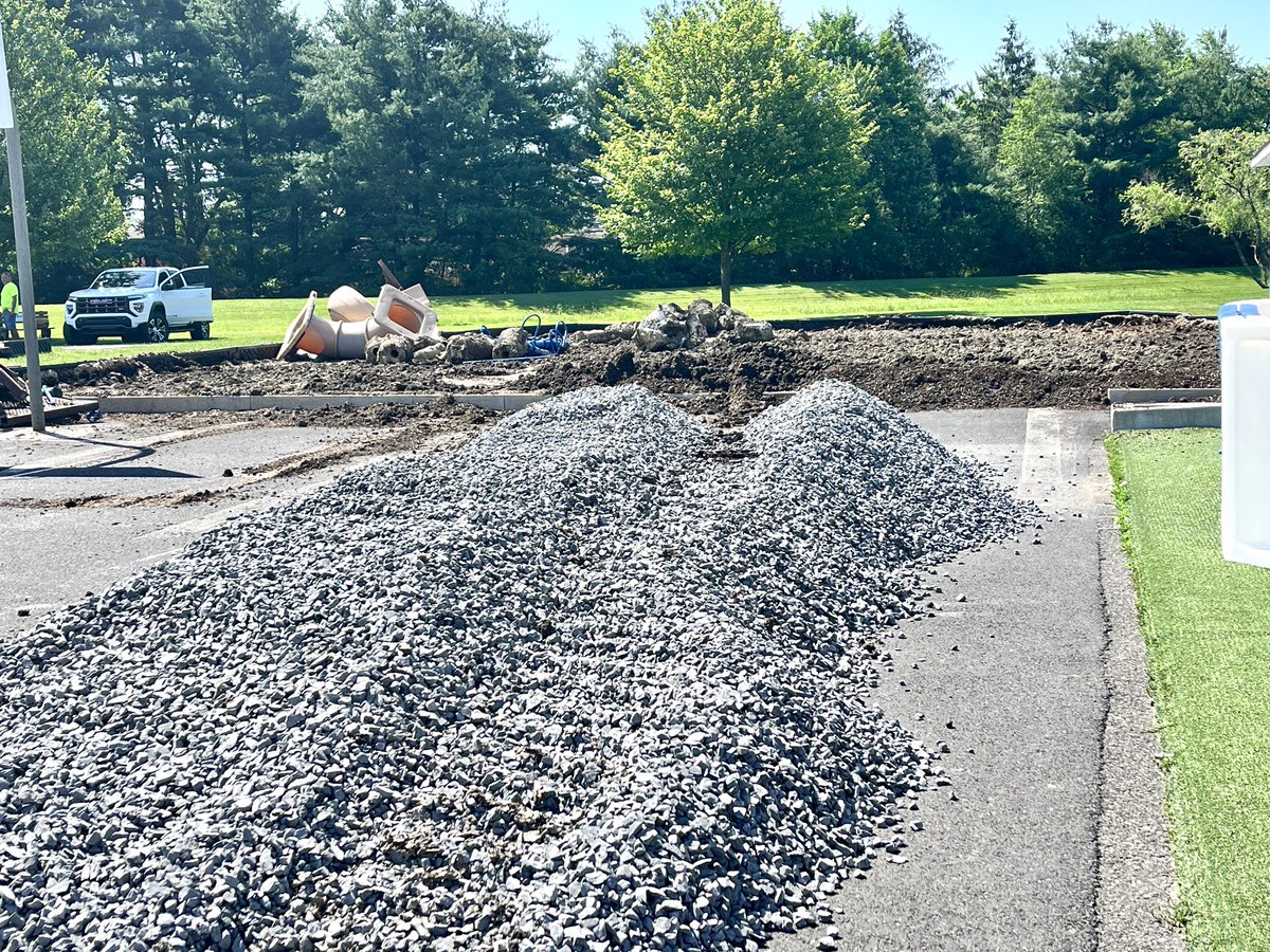 CBGaymanES's tweet photo. Out with the old and in with the new!! Coming soon to Gayman Elementary… A brand new playground! 🛝🤗
#GoGaymanMustangs 
#CBOneTeam https://t.co/PR08kMkVue