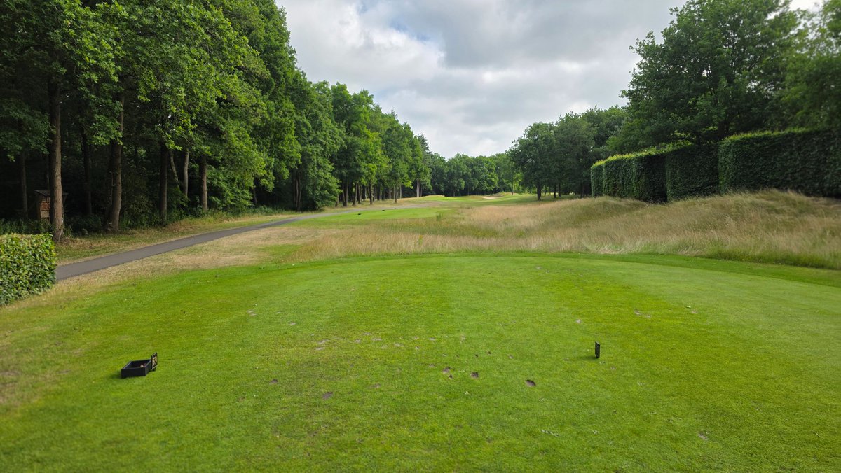 The par 4 first hole at De Goyer in Utrecht, Holland, a Bruno Steensels design. The first round I had here in 2023 was a bit of a drama, it took 5h20min. Today we were the first on the course, and it took 2h50min. Much better.
