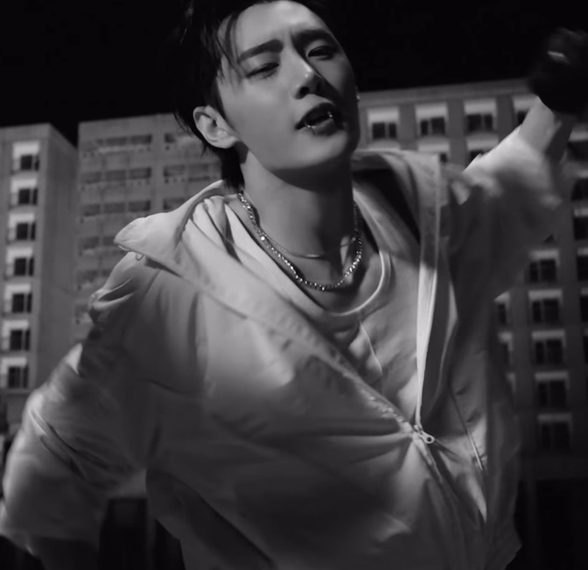 hoonikiz's tweet photo. SUNGHOON LIP PIERCING ???!!!! https://t.co/CApEkrcImM