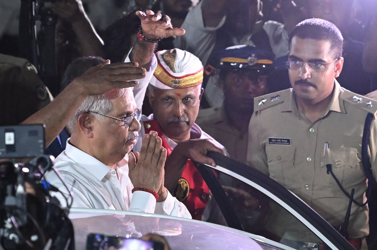 The Hindu (@the_hindu) on Twitter photo SFI and KSU activists protested and attempted to block the entry of Kerala Governor Rajendra Vishwanath Arlekar as he arrived for an event at the University Senate Hall in Thiruvananthapuram, an event that had a picture of Bharat Mata holding a saffron flag.
📸: <a href="/nirmalharindran/">Nirmal Harindran</a> SFI and KSU activists protested and attempted to block the entry of Kerala Governor Rajendra Vishwanath Arlekar as he arrived for an event at the University Senate Hall in Thiruvananthapuram, an event that had a picture of Bharat Mata holding a saffron flag.
📸: <a href="/nirmalharindran/">Nirmal Harindran</a>