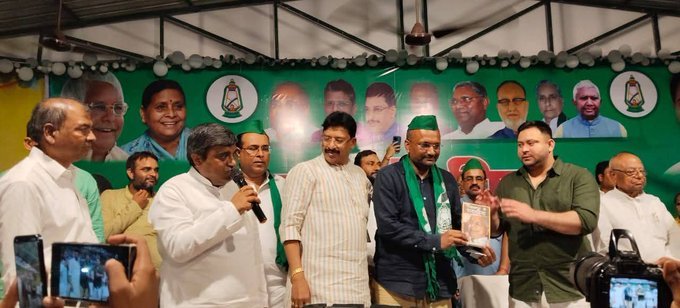 SabhyaKushawaha's tweet photo. आज @RJDforIndia द्वारा आयोजित मिलन समारोह में मुजफ्फरपुर लोकसभा क्षेत्र के पूर्व प्रत्याशी सह युवा सोच पत्रिका के संपादक पत्रकार बड़े भाई आदरणीय श्री @YuvasochRajeev जी को नेता प्रतिपक्ष आदरणीय श्री @yadavtejashwi जी के हाथों राजद की सदस्यता ग्रहण करने पर ढ़ेरों शुभकामनाएं ! 💐🙏 https://t.co/PuBxozYuKF