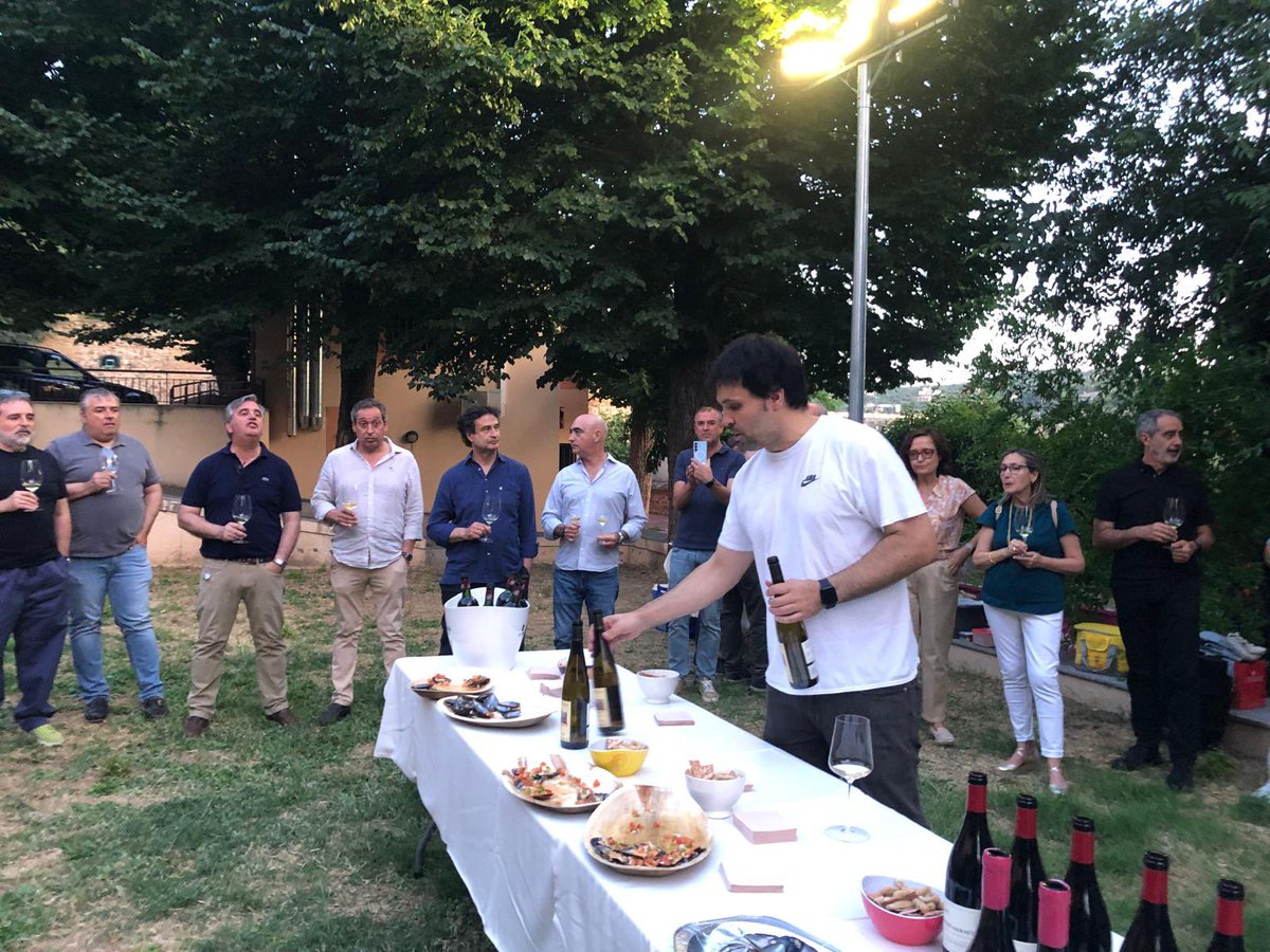 DocePatios's tweet photo. Francia y sus ‘terroirs’ más conocidos, pero con vinos tan especiales, como exclusivos y personales. Un viaje con el que hacerse una somera idea de la relación de algunos de sus ‘vigñerons’ con los suelos y sus variedades más características. Otra cata para el recuerdo. https://t.co/EYbhRStvmC
