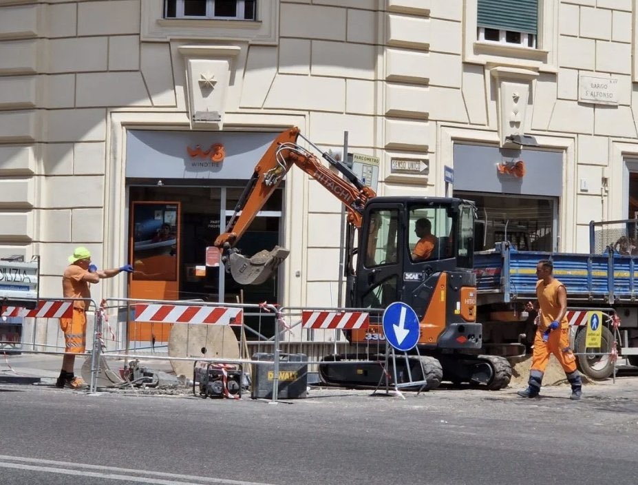filcatoscana's tweet photo. Emergenza caldo @simonariccio16: l’ordinanza regionale va nella giusta direzione per tutelare i lavoratori del settore costruzioni come richiesto dalle segreterie regionali di settore @filcatoscana filleacgil fenealuil https://t.co/41oQTmteRv @regionetoscana @EugenioGiani https://t.co/0v3KqgPnvC