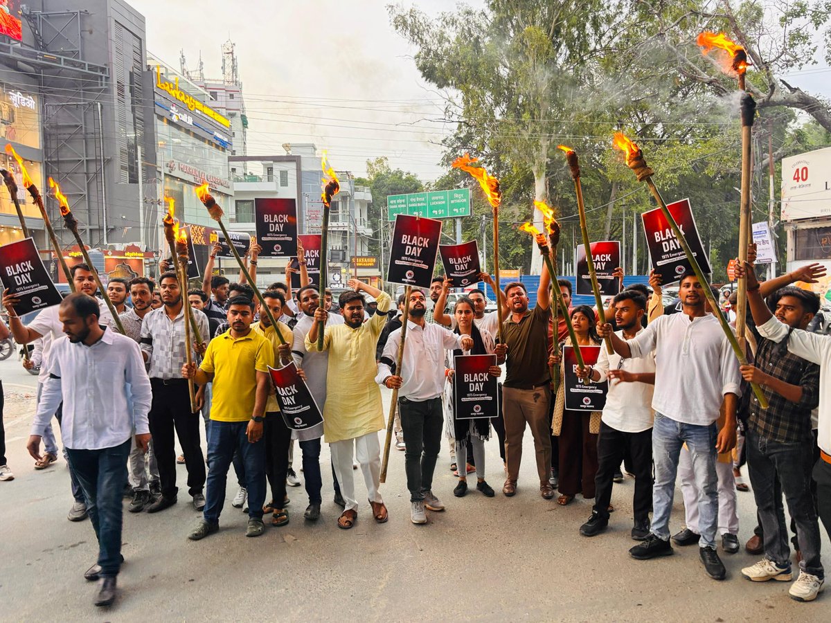 AMhanagar58366's tweet photo. भारतीय लोकतंत्र का सबसे काला अध्याय अपातकाल के 50 वर्ष पूर्ण होने के विरोध में अखिल भारतीय विद्यार्थी परिषद कानपुर महानगर के कार्यकर्ताओं द्वारा मशाल जुलूस निकालकर विरोध जताया गया https://t.co/9lGu6M4PdH
