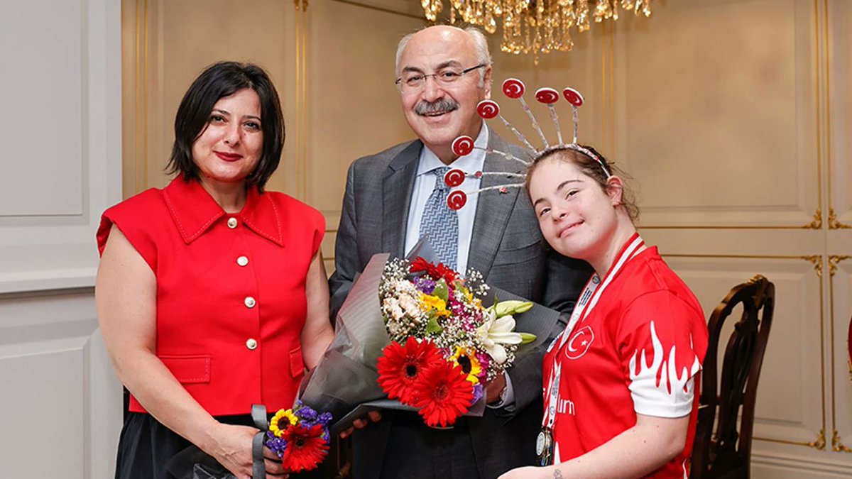 Metropol Gazetesi (@cukurovamtrpl) on Twitter photo Detaylar internet sitemizde:👇👇
cukurovametropol.com.tr
Adanalı Selin Naz Özcan, Down Sendromlular Cimnastik Avrupa Şampiyonası’nda Avrupa 2’ncisi! Vali Köşger’i ziyaret eden Selin Naz, azmiyle hepimize ilham veriyor. <a href="/TCAdanaValiligi/">T.C. Adana Valiliği</a> Detaylar internet sitemizde:👇👇
cukurovametropol.com.tr
Adanalı Selin Naz Özcan, Down Sendromlular Cimnastik Avrupa Şampiyonası’nda Avrupa 2’ncisi! Vali Köşger’i ziyaret eden Selin Naz, azmiyle hepimize ilham veriyor. <a href="/TCAdanaValiligi/">T.C. Adana Valiliği</a>
