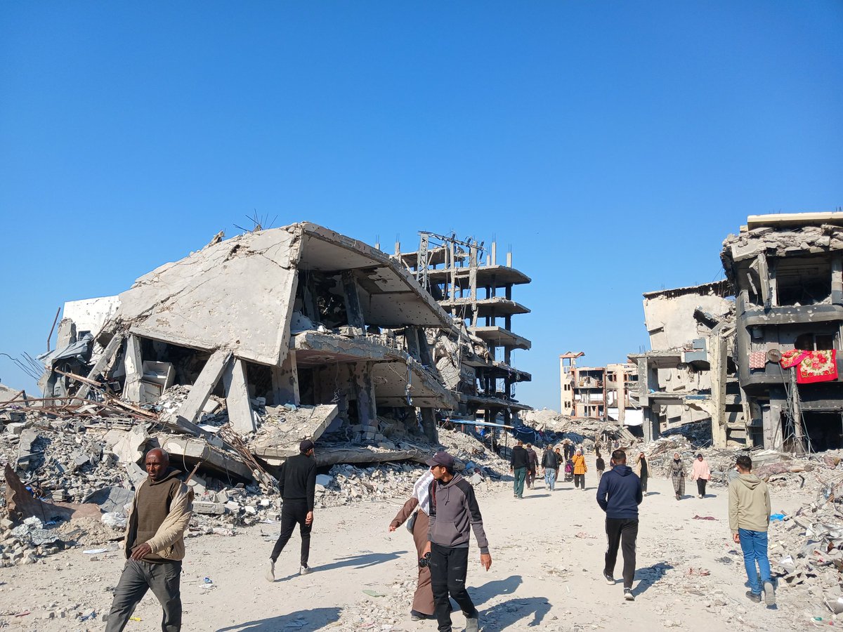 In the streets of my city—now reduced to ruins—I walk in silence, filled with longing and pain, trying to recall the features that bombs have erased.
I whisper to myself: wasn’t there a school here? A restaurant? A flower vendor? The man who sold coffee?
Here stood the vibrant