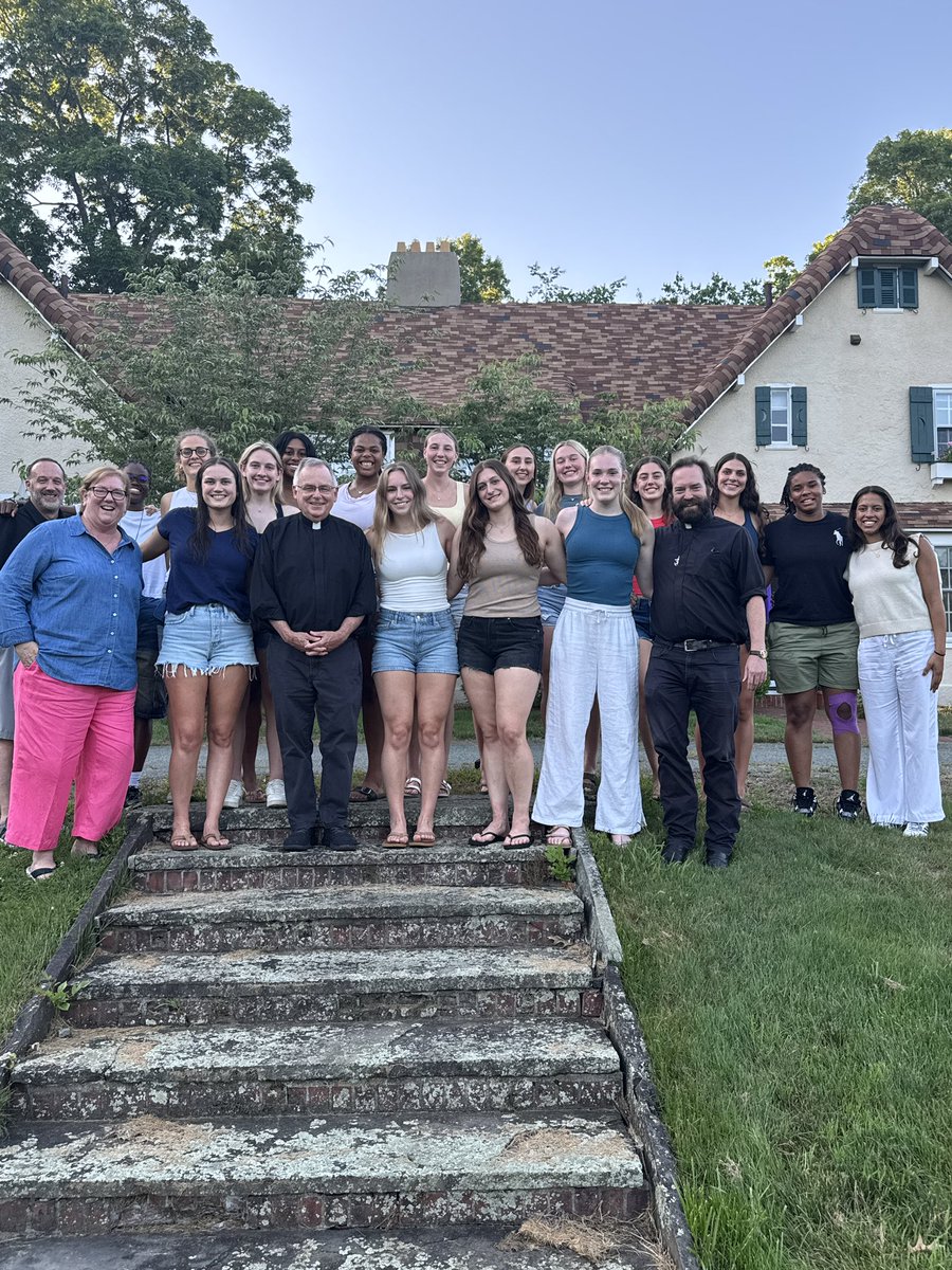 StonehillWBB's tweet image. Thank you to our College President, Fr. John Denning and Chief of Staff, Heather Heerman for hosting us for dinner! What a great way to celebrate our last week of summer session!
We are very grateful for our relationship with the Stonehill leadership and all of their support!