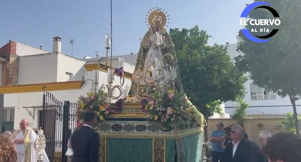 JoseAntoniogbc's tweet photo. ¿Alguien me explica esto? 
Si os fijais, a los pies de la Virgen, en el mismo paso, está el Santísimo en la custodia https://t.co/BKEDovjpJm