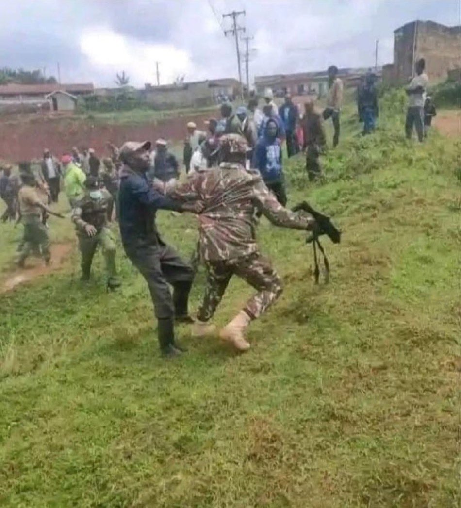 You hold a gun and Kenyans will still show no fear. 😂💔