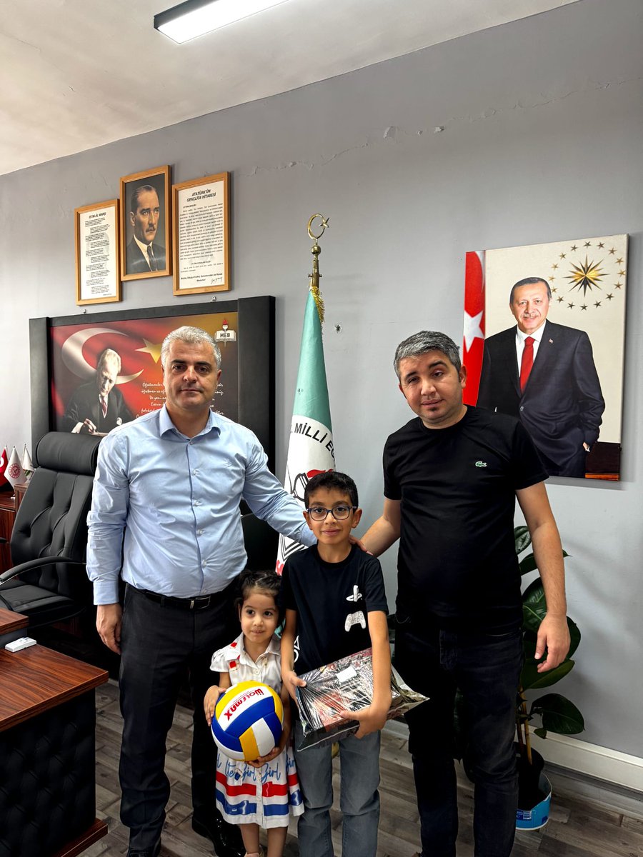 Bakanlığımızın “Atıktan Sanata İleri Dönüşüm” temalı Sıfır Atık Yarışmasında, Cumhuriyet İlkokulu öğrencisi Uğur Eren BALCI, ilkokul kategorisinde ilçe ve il 1.si oldu.Öğrencimizi tebrik ediyoruz.
<a href="/Z_Erdogan53/">Zikrullah ERDOĞAN</a> 
<a href="/Murat4Kucukali/">Murat Küçükali</a> 
<a href="/vali_zorluoglu/">Murat Zorluoğlu</a> 
<a href="/tcmeb/">Millî Eğitim Bakanlığı</a>