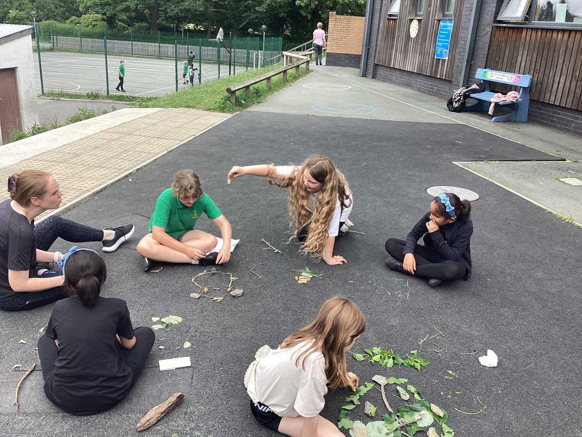 Pawb yn mwynhau creu celf gyda deunyddiau naturiol yn yr Urdd heddi! The children have enjoyed creating art using natural materials in Urdd club today.