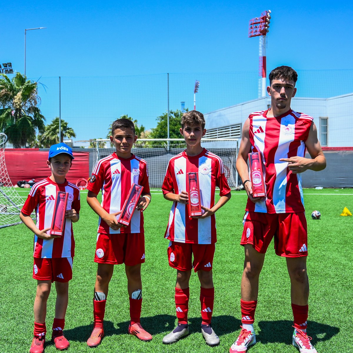 olyfcacademy's tweet photo. 🥅 Το Summer Camp του Ολυμπιακού συνδυάζει την εκπαίδευση, με την ψυχαγωγία και τη διασκέδαση! 🔴⚪️
🎁 Στο πλαίσιο των προπονήσεων, πραγματοποιήθηκε και διαγωνισμός στα τελειώματα φάσεων, με τους νικητές να παραλαμβάνουν δώρο από το Red Store.
#Olympiacos #SummerCamp #RedStore https://t.co/CdWWIeTXz7