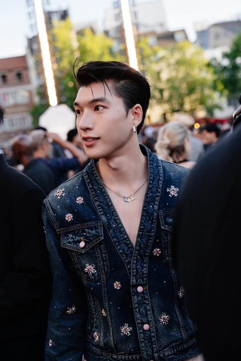 Lu6inda2's tweet photo. HIEUTHUHAI makes every LV photo a visual masterpiece ✨

@louisvuitton
HIEUTHUHAI in Paris for LVMenSS26
#HIEUTHUHAIxLVMenSS26 https://t.co/h3nj2yKA04