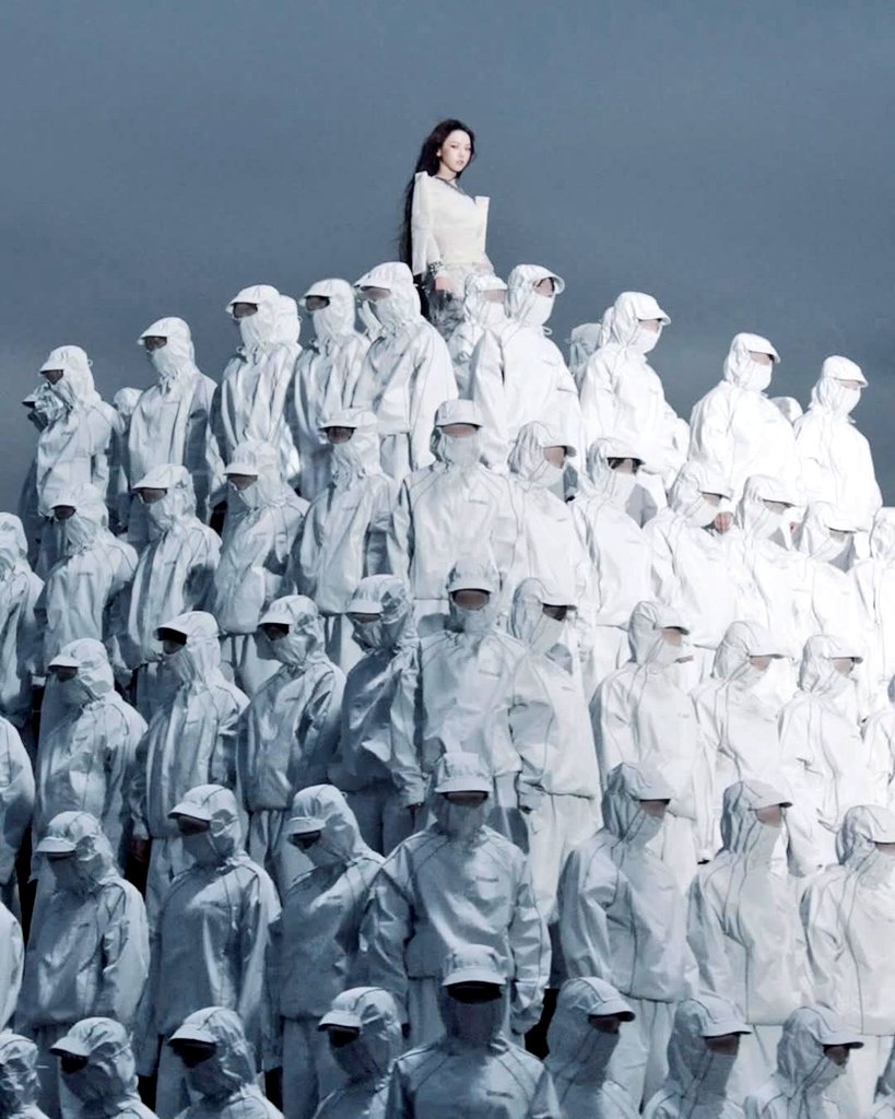 Piramida memiliki arti kesatuan, kekuatan, dan keterhubungan. Karina menjadi puncak dengan pakaian putih dan orang-orang di bagian bawah mengenakan alat pelindung diri. 

Secara umum, ini memperlihatkan Dunia distopia