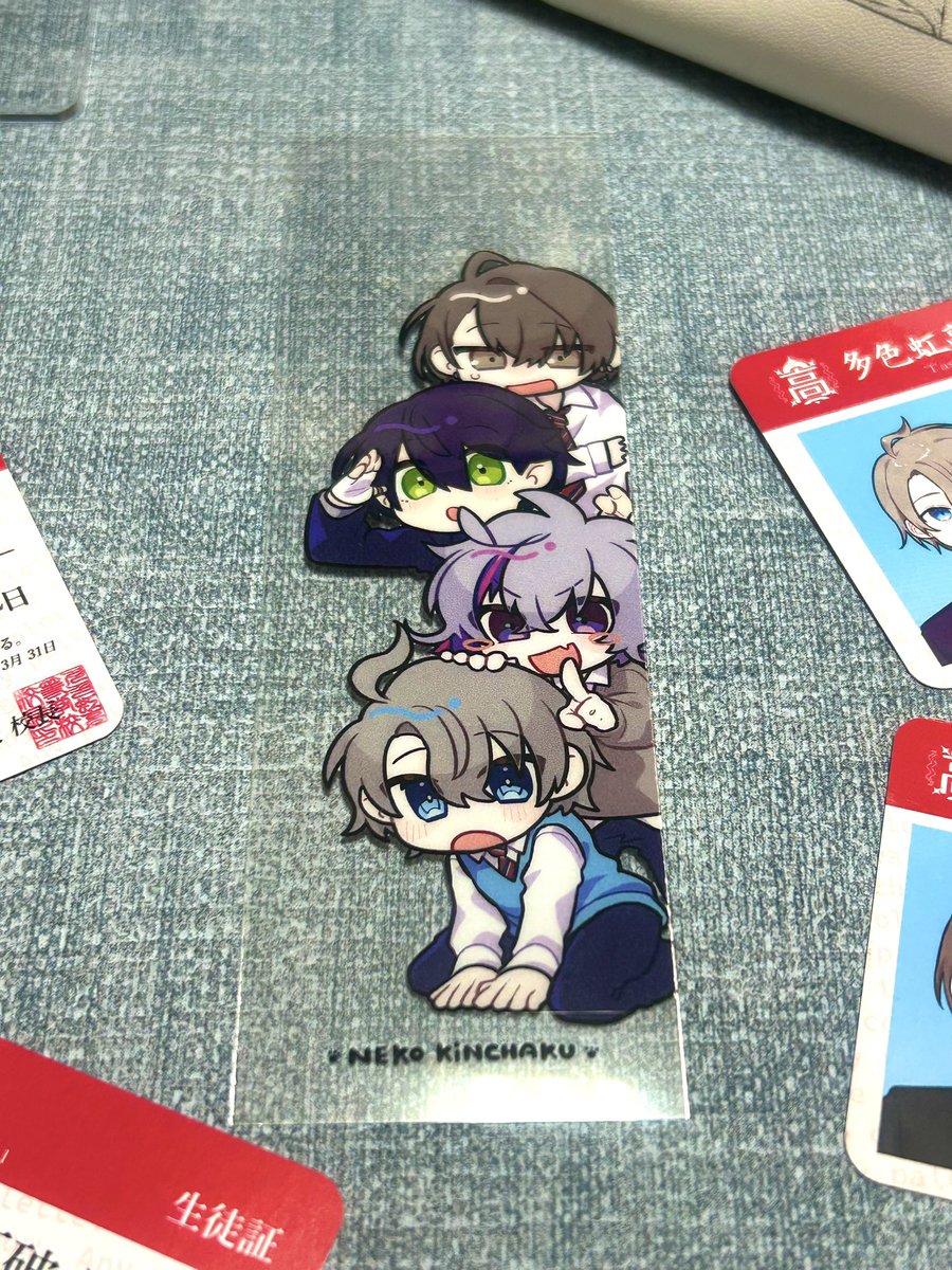 【東7  K-59*ねこ巾着   rfmoバカ男子高校生パロディグッズ紹介④】
クリアしおり!学生証風カード4人分を1購入につき1枚プレゼントします。
本に挟むと隙間から4人が覗き込んでくれます。本に挟まずとも、部屋のどこかに潜ませれば立派な隠密行動!
数量限定ですのでお早めに。 