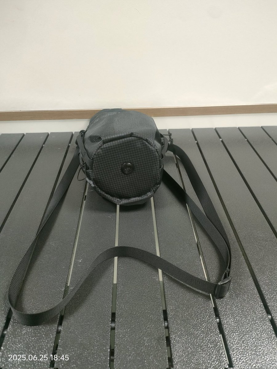 zhipingwang8's tweet photo. pouch  bag  new design  bags  2025 new  order  phone  and  phone  bag 25*10*10cm. 90g. new design. https://t.co/FuNX50nFgY