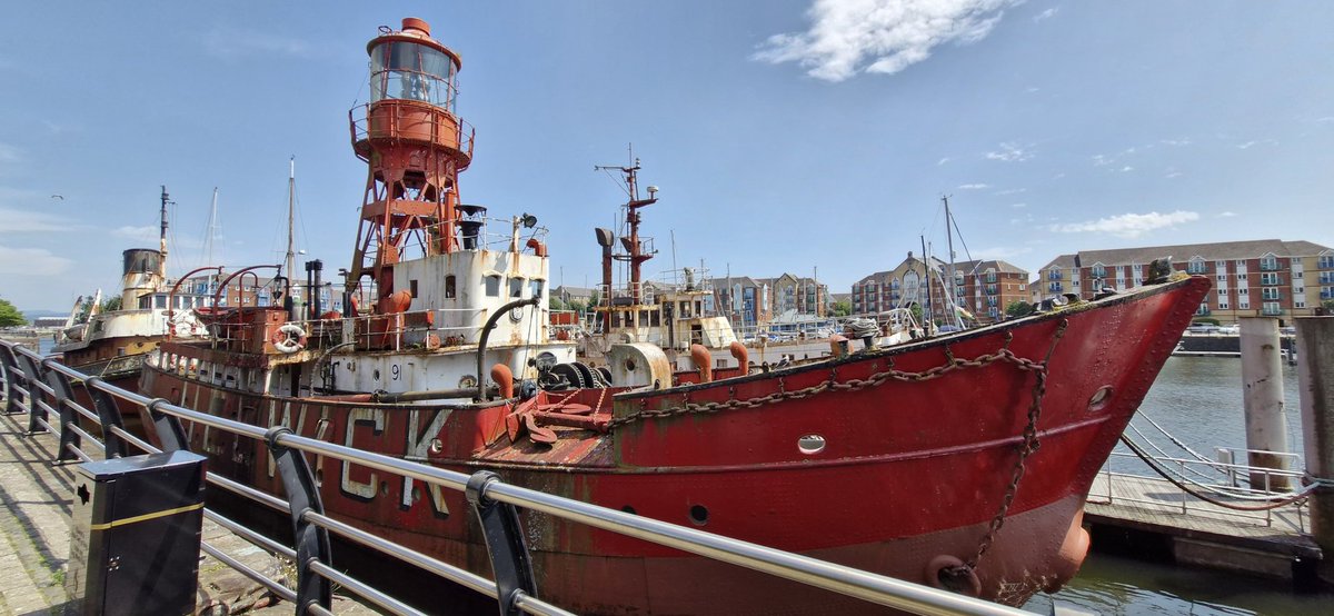 lapswood8's tweet photo. @chriz31_07 Lightship in Swansea Marina. 🏴󠁧󠁢󠁷󠁬󠁳󠁿 https://t.co/nB8i9LlGcJ