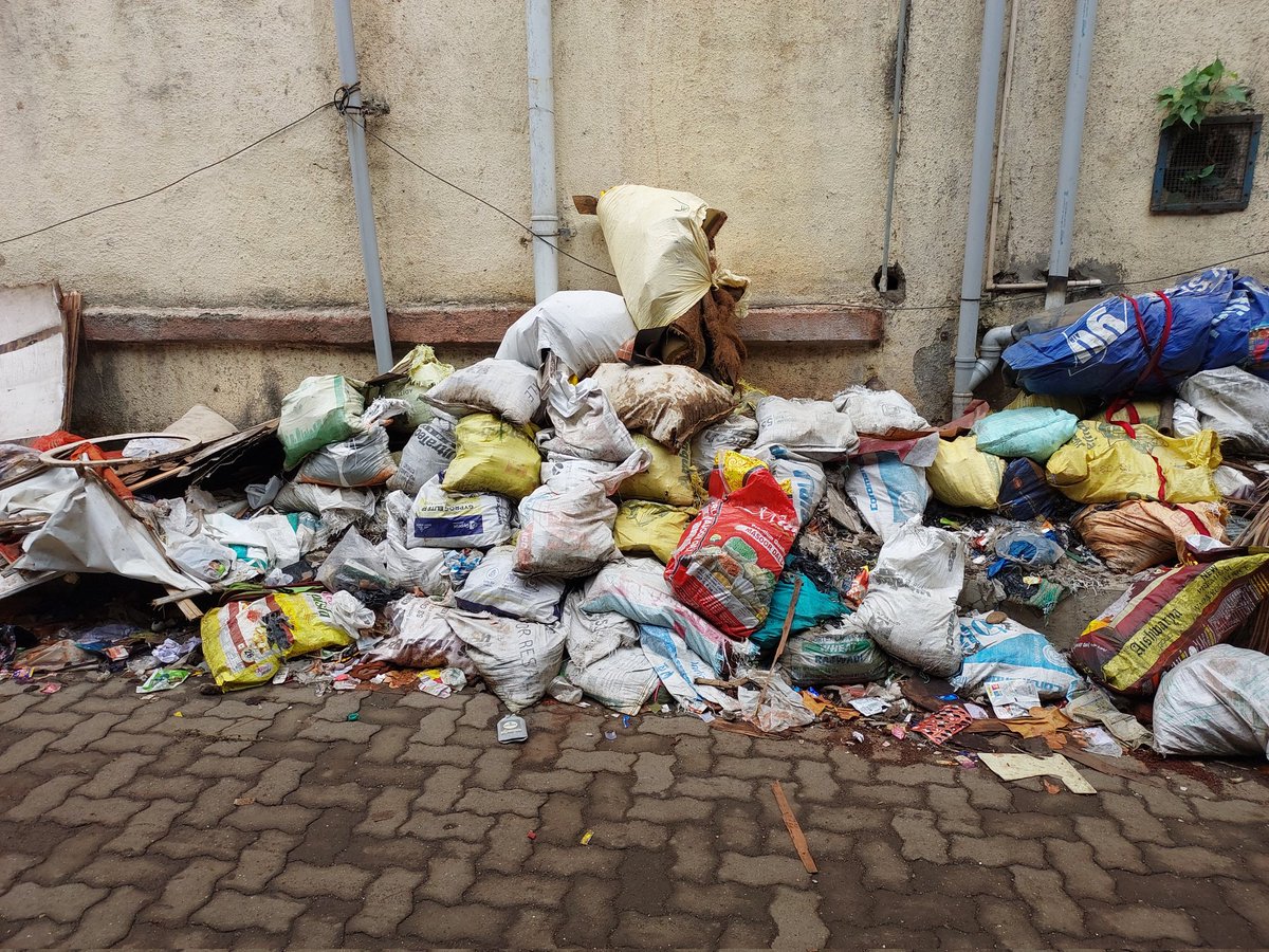 maddy0501's tweet photo. @mybmc @mybmcWardE 
Dear team,Kindly look into this — unnecessary rubbish and garbage is lying on the road, causing a foul smell and creating a risk of disease. Immediate cleaning is needed. #CleanCity #SwachhBharat 
Behind Hotel Bharat and Bhagvandas bldg, Saatrasta https://t.co/8JqPOHYUuk
