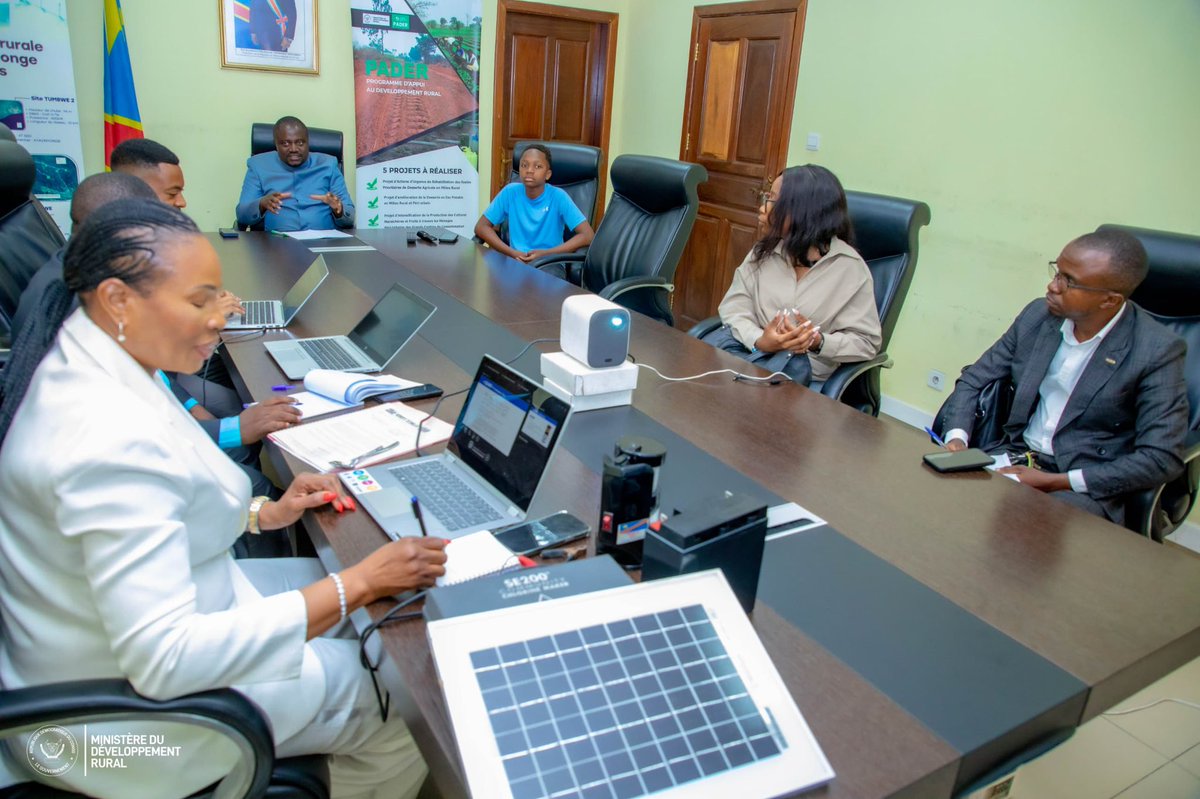 25 juin| Innovation &amp; Partenariat
Le Ministre d’État <a href="/butondonzangi/">Muhindo Nzangi</a> a échangé avec Thérèse Kirongozi (Woman Technologie) sur ISABO, une solution 100 % congolaise pour potabiliser l’eau dans les milieux ruraux. Simple, solaire &amp; efficace : l’accès à l’eau potable se concrétise.