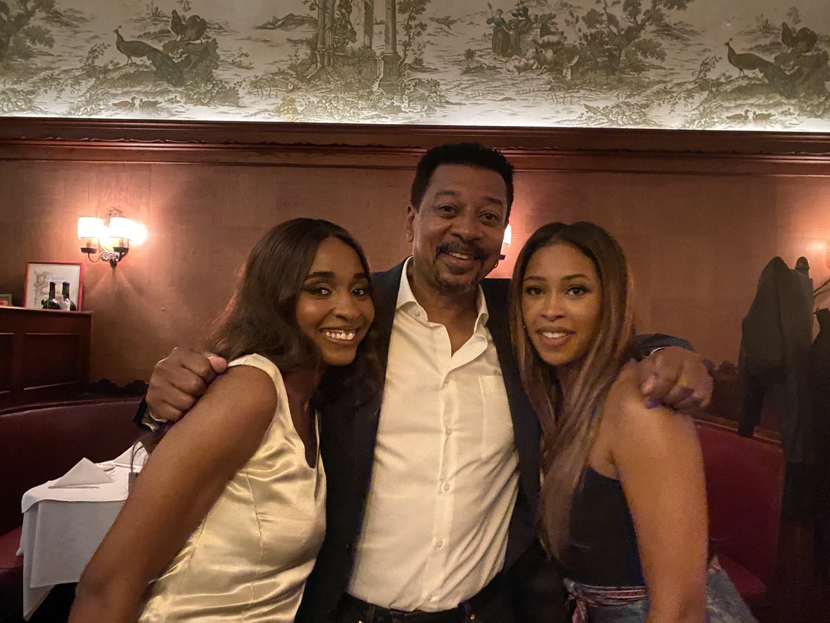 Robert_Townsend's tweet image. SEASON 4 of @THEBEARfx premieres today! So blessed to be part of this series. 2 of my daughters met for the 1st time,getting along like real siblings. We laughed and drank the night away, BEST. NIGHT. EVER. All new episodes are streaming now, on @Hulu and #HuluonDisneyplus