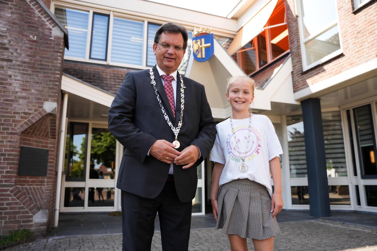 Lauren Nagel is onze nieuwe #kinderburgemeester! Het komende schooljaar vertegenwoordigt Lauren de kinderen in de gemeente en gaat zij zich inzetten voor kunst en cultuur. Heel veel plezier en succes! 👏➡️bunschoten.nl/nieuwekinderbu…