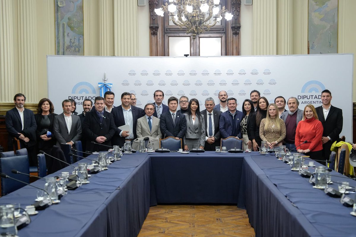 ArancibiaRodrig's tweet image. Ayer recibimos en el Congreso a Horacio Marín, CEO de YPF, quien nos habló sobre las tareas que está realizando la empresa para potenciar este sector clave en la economía de nuestro país.