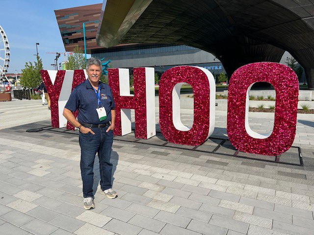 4SeasonsRotary's tweet image. President Hal & President-Elect Michele say YAHOO from Calgary & #rotary25! #Peopleofaction #RotaryGeek 💙💛 #adventureinservice #magicofrotary #uniteforgood @Rotary #rotary7670