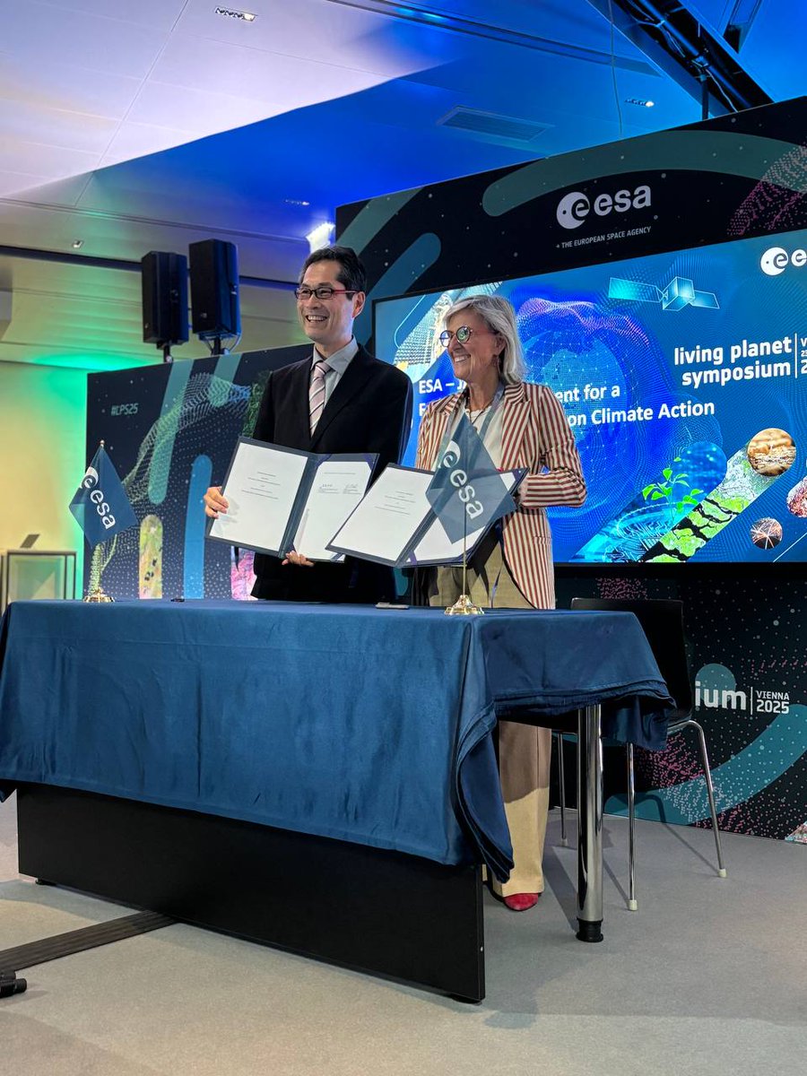 SimonettaCheli's tweet image. Just signed a Strategic Partnership with JAXA at #LPS25 — strengthening @esa /@JAXA_en cooperation on Earth observation for climate action. Together we’ll advance joint missions, open science &amp;amp; data for decision-makers worldwide.   

A global response needs global collaboration.