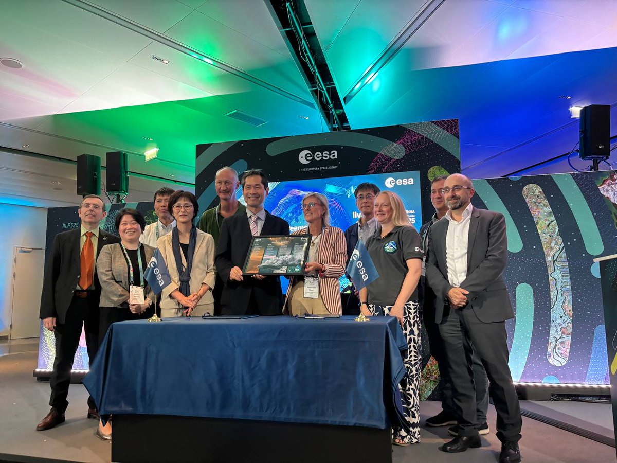 SimonettaCheli's tweet image. Just signed a Strategic Partnership with JAXA at #LPS25 — strengthening @esa /@JAXA_en cooperation on Earth observation for climate action. Together we’ll advance joint missions, open science &amp;amp; data for decision-makers worldwide.   

A global response needs global collaboration.