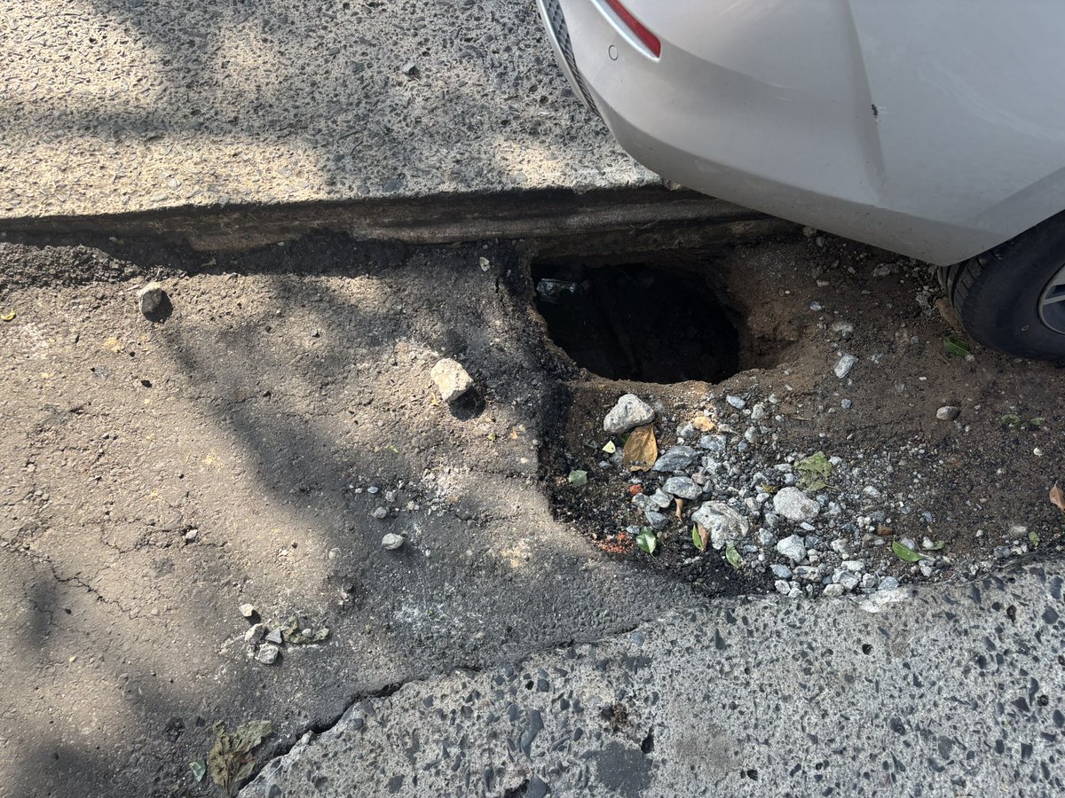 a_leguer's tweet photo. Bache en la calle Irineo paz entre revolución y linda vista. Está creciendo cada día y está dañando los autos @Trafico_ZMG @GobiernoJalisco https://t.co/1bFEzwDucI