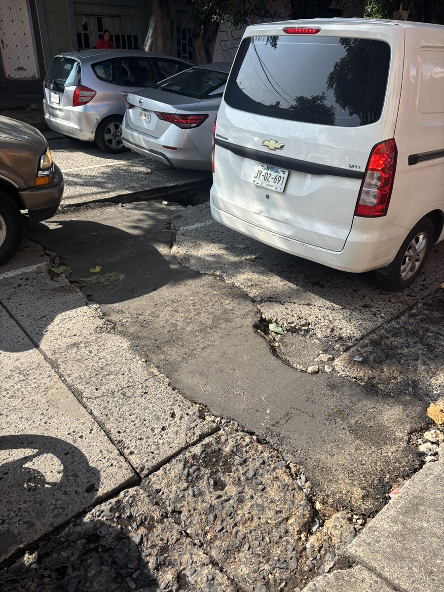 a_leguer's tweet photo. Bache en la calle Irineo paz entre revolución y linda vista. Está creciendo cada día y está dañando los autos @Trafico_ZMG @GobiernoJalisco https://t.co/1bFEzwDucI