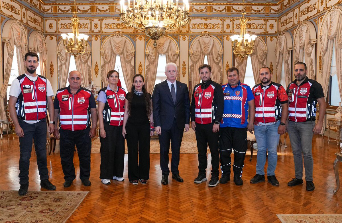 MOSEFTR's tweet photo. 📍Önemli Bir Adım Daha!

Bugün İstanbul Valimiz Sayın Davut Gül’ü makamında ziyaret ettik.
🏍️ Motosiklet sürücülerinin yaşadığı sorunları içeren raporumuzu kendilerine sunduk ve sahadan gelen çözüm önerilerimizi detaylı bir şekilde aktardık.
#Mosef #Motosikletsürücülerifederasyon https://t.co/16fRd9B5SX