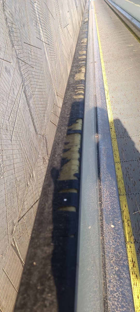 LauraMolina88's tweet photo. @granollers el últim tram de les rampes(al costat del tanatori) porta com 2 mesos sense funcionar i a sobre sembla que estigui abandonada ple de branquetes i les baranes trencades. Si us plau, podeu fer algo ASAP?I també posar en funcionament el 2n i 3r tram que están en "obres"? https://t.co/6lkjchiDbo