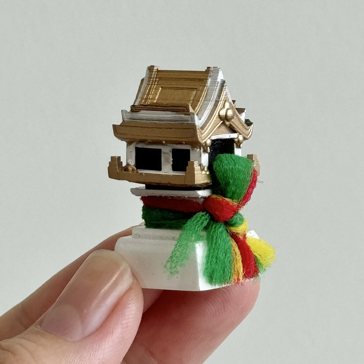 : สิ่งที่ทำให้ผ่านชีวิตวัยทำงานไปได้ 
= สิ่งศักดิ์สิทธิ์