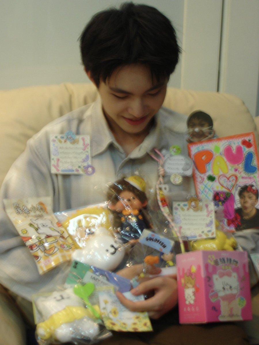 I'm so thrilled to attend this event and meet my amazing fans! I want to extend a huge thank you to all of you who came out to support me. And I'd also like to express my heartfelt gratitude for the gifts you've given me! I'm truly touched and feel so valued by all of you. 🥺