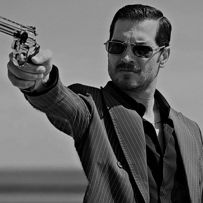 natalieeexixi's tweet photo. the mafia boss                             his wife https://t.co/xwXah8MoQ7