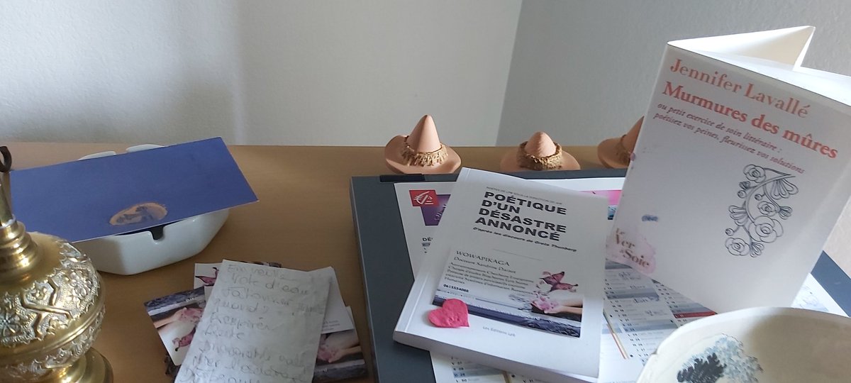 <a href="/GrandeLibrairie/">La Grande Librairie</a> <a href="/ATrapenard/">Augustin Trapenard</a> <a href="/GinieGrimaldi/">Virginie Grimaldi</a> <a href="/paullynchwriter/">Paul Lynch</a> <a href="/FranceTV/">France tv</a> Ce double acrostiche serait ainsi inscrit au crayon à papier sur papier ensemencé...

Accepteriez-vous ce cadeau  <a href="/ATrapenard/">Augustin Trapenard</a> ?

Toujours en mode écolonomie poétique 😀
D'un modèle poético-économique - Illustration bibliographique.
linkedin.com/pulse/dun-mod%…