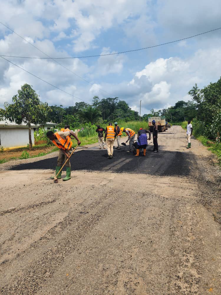 Réhabilitation de la route #Ebolowa-#Ambam-#Olamzé : le MINTP lance un Avis d’appel d’offres pour l’exécution des travaux d’entretien confortatif sur la section Ebolowa-Ambam (92 km), phase 1 pour un montant de 15 Milliards FCFA.
#Cameroun 🇨🇲
