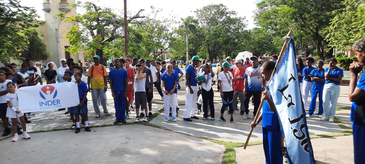 rlicea_mojena's tweet photo. Se abandera en la mañana de hoy, la delegación de la #IslaDeLaJuventud que participará en los Juegos Escolares Nacionales. Éxitos muchachos  #SentirPinero #SiSePuede #Cuba https://t.co/sy6K2HLR9j