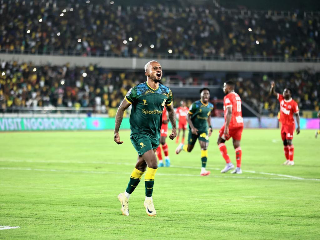 azamtvtz's tweet photo. 72' | #KariakooDerby
Yanga SC 1-0 Simba SC
Iko LIVE #AzamSports1HD
#NBCPremierLeague #LigiKuuYaNBC #NBCPL #NBCPLUpdates #KariakooDerby #DabiYaKariakoo #HainaKipengele #YangaSC #SimbaSC #YangaSimba #WataniWaJadi https://t.co/UhbMYCbjuK