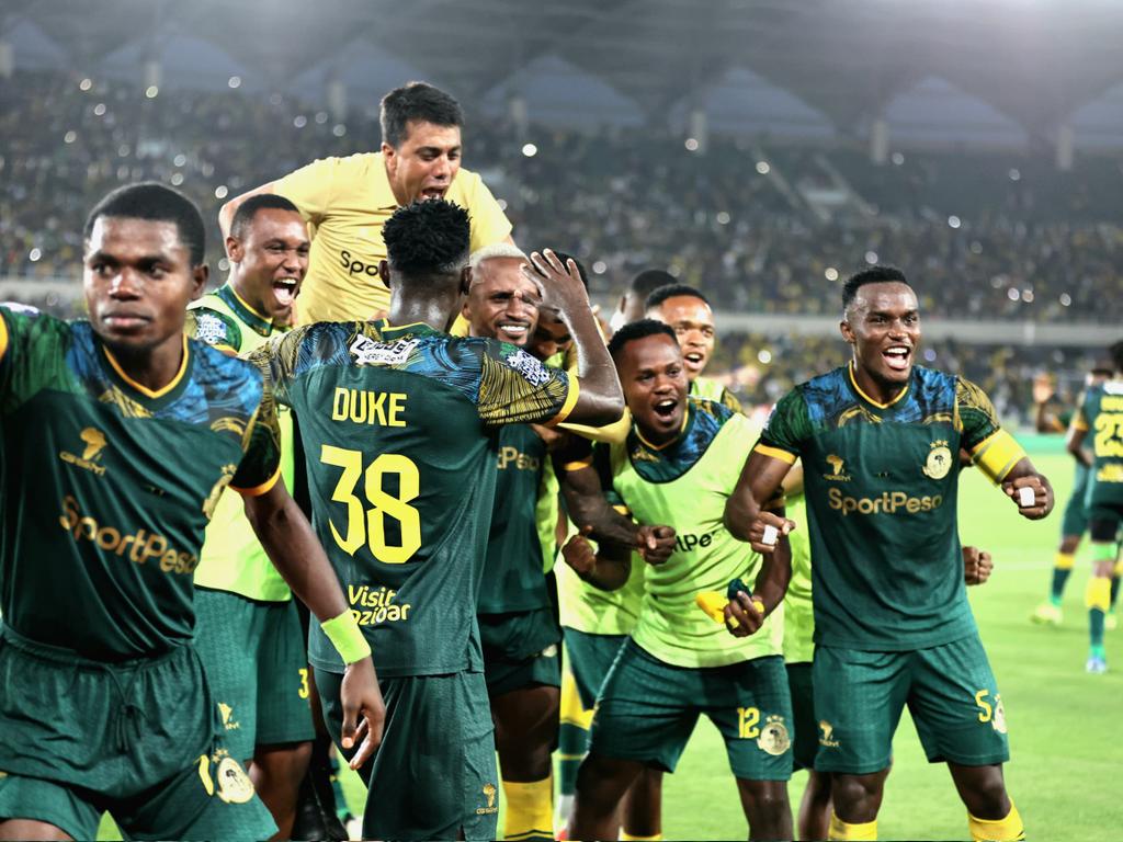 azamtvtz's tweet photo. 72' | #KariakooDerby
Yanga SC 1-0 Simba SC
Iko LIVE #AzamSports1HD
#NBCPremierLeague #LigiKuuYaNBC #NBCPL #NBCPLUpdates #KariakooDerby #DabiYaKariakoo #HainaKipengele #YangaSC #SimbaSC #YangaSimba #WataniWaJadi https://t.co/UhbMYCbjuK