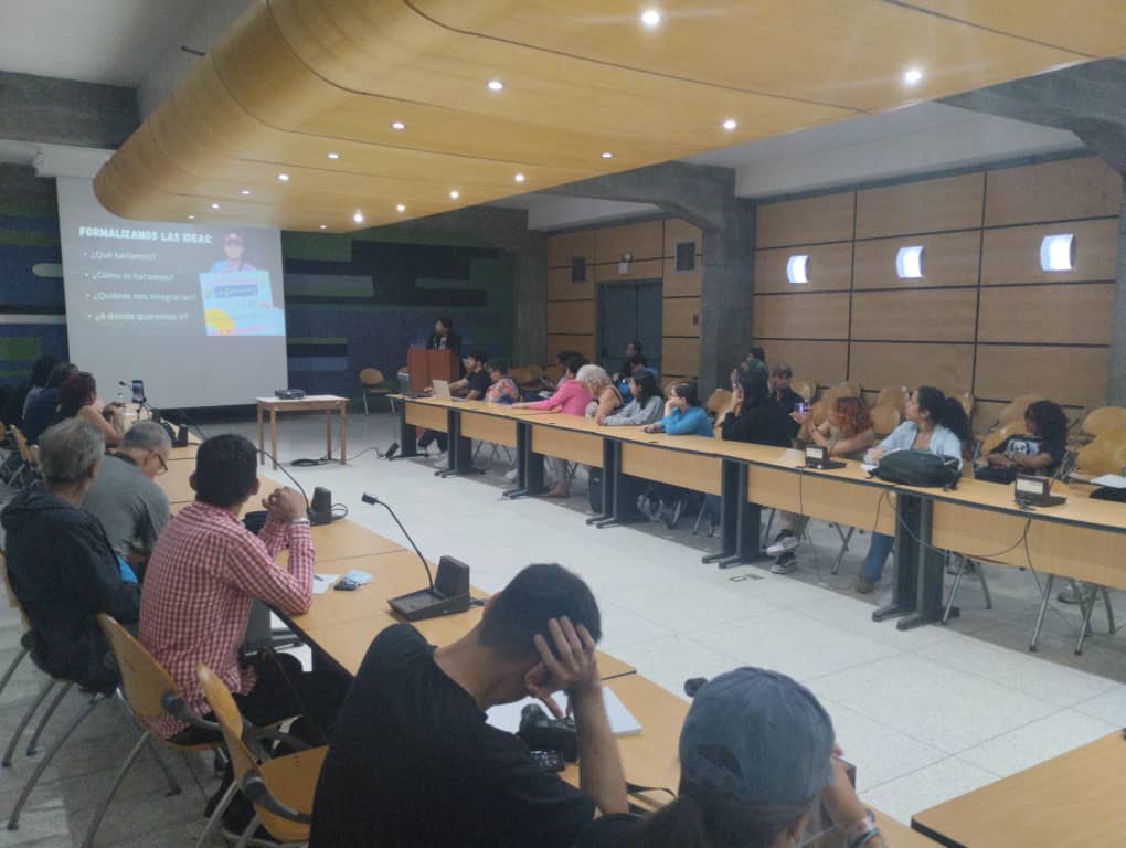 #25june | Desde la sala Francisco de Miranda (sala E), bajo la organización de <a href="/DirCulturaUCV/">Dirección de Cultura #UCV</a>, se realiza un conservatorio con la intención de velar e informar sobre los derechos de la comunidad LGBTIQ+.